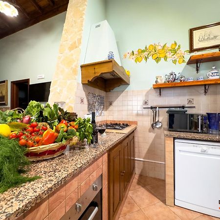 Villa Del Gelso Chalet Nel Parco Delletna Маскали Экстерьер фото